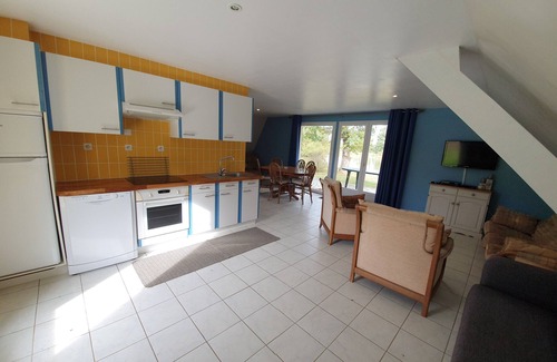 Chaillac Chalet De Esquí | Rural country cottage with lake views within a small town