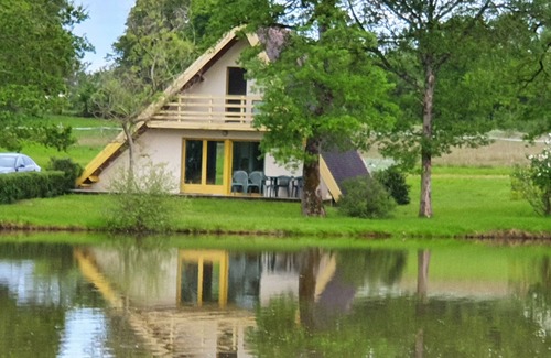Chaillac Chalet De Esquí | Rural country cottage with lake views within a small town