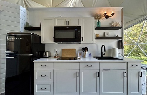 West Bay Cabina | Dome 3 · Luxury Lakeside Dome Experience & Hot Tub