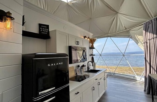 West Bay Cabina | Dome 3 · Luxury Lakeside Dome Experience & Hot Tub