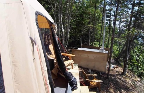 Walkerville Apartamento | Dome Yurte right by the sea & salmon river estuary, free WIFI, electricity, hottub, kayak *
