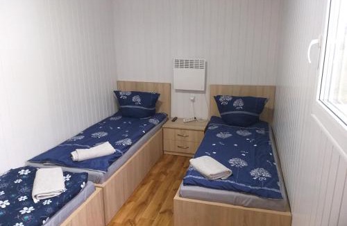 Grodzisk Mazowiecki Apartamento | Domek - 2 Sypialnie, Kuchnia, Łazienka - 6 Osobowy N6 - FreezerHause Izdebno- NoclegiGrodziskPL 792-535-535
