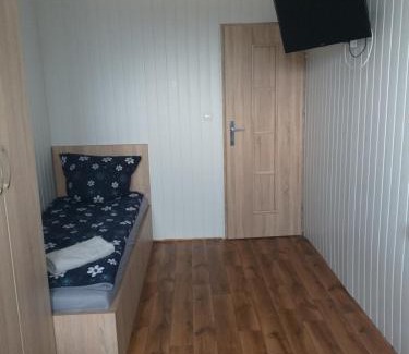Grodzisk Mazowiecki Apartamento | Domek - 2 Sypialnie, Kuchnia, Łazienka - 6 Osobowy N6 - FreezerHause Izdebno- NoclegiGrodziskPL 792-535-535