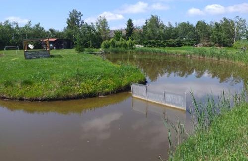 Ilawa Cabina | Domek letniskowy na Mazurach nad stawem
