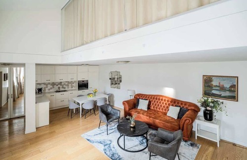 Old Town Apartamento | Domillion 3bdr Huge Town Hall Luxury Apt A/C D3948
