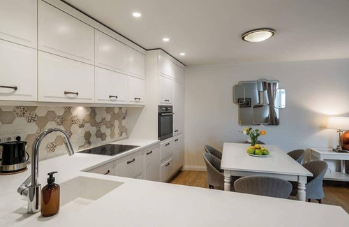 Old Town Apartamento | Domillion 3bdr Huge Town Hall Luxury Apt A/C D3948