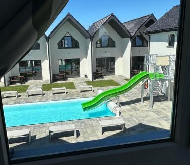 Trzesacz Casa | Domki Aurora klimatyzowane, z podgrzewanym basenem i zjeżdżalnią wodną