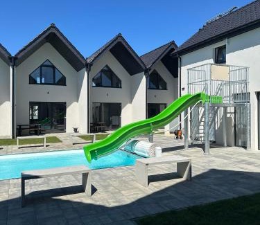 Trzesacz Casa | Domki Aurora klimatyzowane, z podgrzewanym basenem i zjeżdżalnią wodną