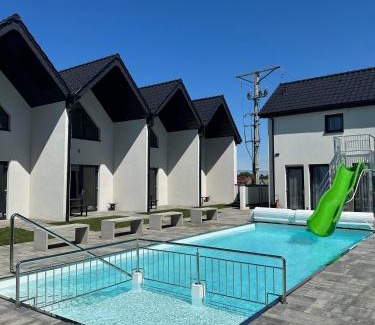 Trzesacz Casa | Domki Aurora klimatyzowane, z podgrzewanym basenem i zjeżdżalnią wodną