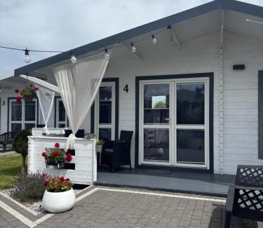 Ustka Cabina | Domki LA MER z własnymi ogródkami- Balia z jacuzzi ,sauna ,rowery, klimatyzacja