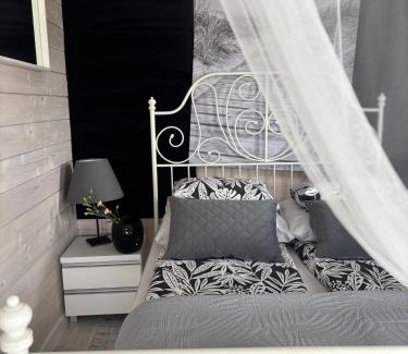Ustka Cabina | Domki LA MER z własnymi ogródkami- Balia z jacuzzi ,sauna ,rowery, klimatyzacja