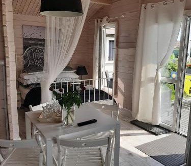 Ustka Cabina | Domki LA MER z własnymi ogródkami- Balia z jacuzzi ,sauna ,rowery, klimatyzacja