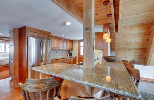 Truckee Casa | Donner Lake Views Rustic Truckee Cabin!