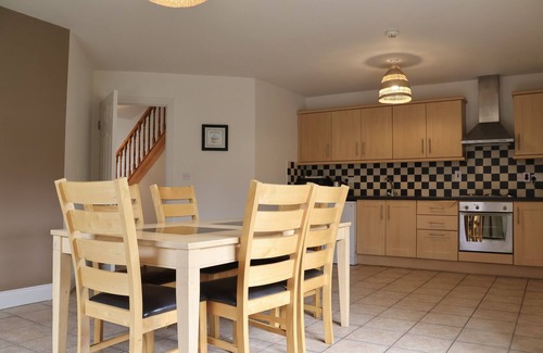 Doolin Casa | Doolin Village L05: una casa de dos pisos con capacidad para 6 personas en 3 habitaciones