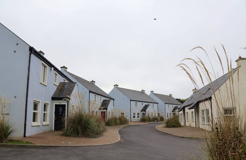 Doolin Casa | Doolin Village L05: una casa de dos pisos con capacidad para 6 personas en 3 habitaciones