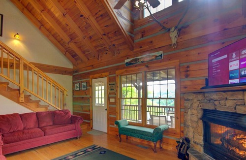 Marshall Casa | Doolittle Mountain Cabin River View w/Free Biltmore Pass and more
