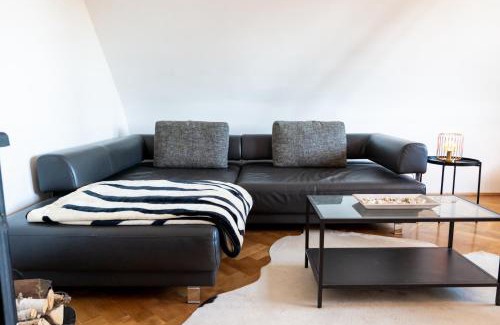 Schleußig Apartamento | Doppelhaus- Villa Leipzig Schleußig , moderner Altbau Apartment Dachetage mit 2 Schlafzimmern und separatem Zusatzzimmer , Parkplatz - Balkon - Kamin - Eicheparkett - Arbeitsplatz