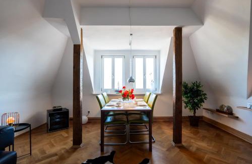 Schleußig Apartamento | Doppelhaus- Villa Leipzig Schleußig , moderner Altbau Apartment Dachetage mit 2 Schlafzimmern und separatem Zusatzzimmer , Parkplatz - Balkon - Kamin - Eicheparkett - Arbeitsplatz