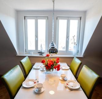 Schleußig Apartamento | Doppelhaus- Villa Leipzig Schleußig , moderner Altbau Apartment Dachetage mit 2 Schlafzimmern und separatem Zusatzzimmer , Parkplatz - Balkon - Kamin - Eicheparkett - Arbeitsplatz