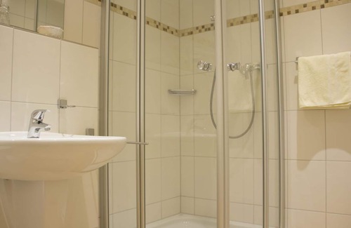 Neroth Casa | Hotel-Restaurant Zur Neroburg - Habitación doble ducha / WC