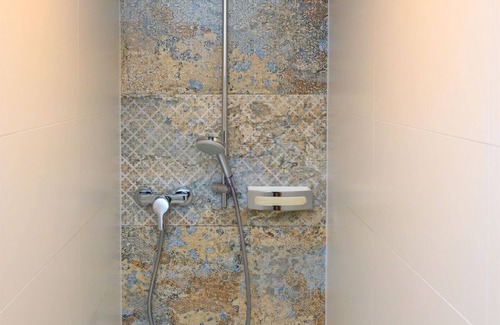 Enns Casa | Doppelzimmer, Dusche, WC - Appartement-hotel GH Zum Goldenen Schiff