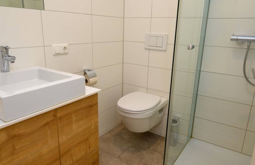 Enns Casa | Doppelzimmer, Dusche, WC - Appartement-hotel GH Zum Goldenen Schiff
