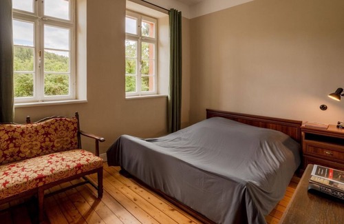 Ahutte Cama Y Desayuno | Doppelzimmer mit Wandverzierung - Museumsbahnhof Ahütte