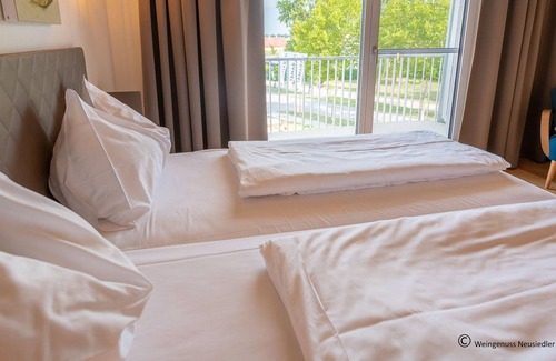 Rust Casa | Doppelzimmer Seeseite, Dusche, WC - Hotel Katamaran