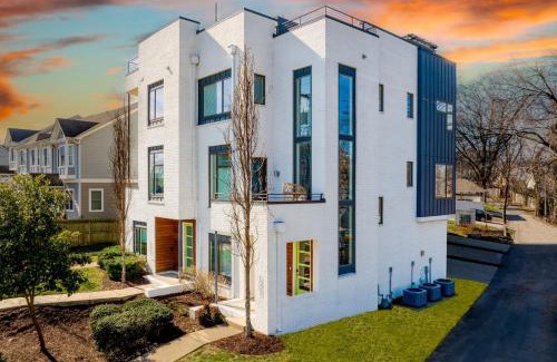 Historic Waverly Casa | Doralee by AvantStay 8 Minute Drive to Broadway Dolly Parton Themed