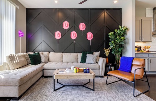 Historic Waverly Casa | Doralee by AvantStay | 8 Minute Drive to Broadway, Dolly Parton Themed