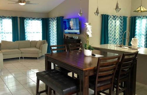Williamsburg Casa | Dorrington · Lake Home With Swimming Pool. Super Clean