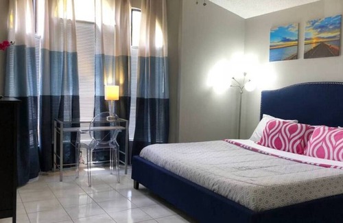 Williamsburg Casa | Dorrington · Lake Home With Swimming Pool. Super Clean