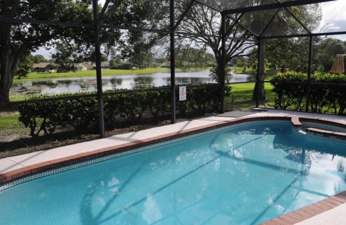 Williamsburg Casa | Dorrington · Lake Home With Swimming Pool. Super Clean