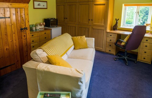 Priors Marston Apartamento | Double bed, ensuite, lounge, Sofa, TV, Kitchen: "The Sunshine Annex"