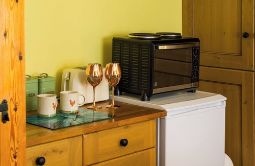 Priors Marston Apartamento | Double bed, ensuite, lounge, Sofa, TV, Kitchen: "The Sunshine Annex"