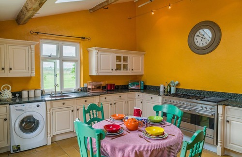 Priors Marston Apartamento | Double bed, ensuite, lounge, Sofa, TV, Kitchen: "The Sunshine Annex"
