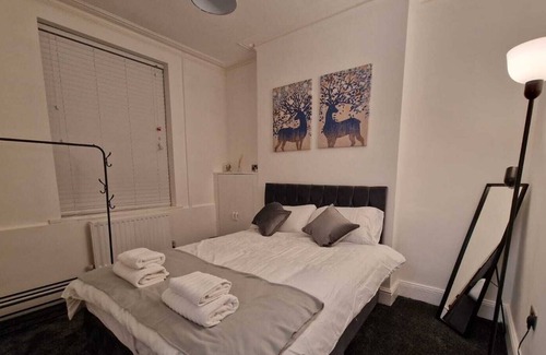 Plasnewydd Casa | Double Bedroom - Close to Cardiff City Centre