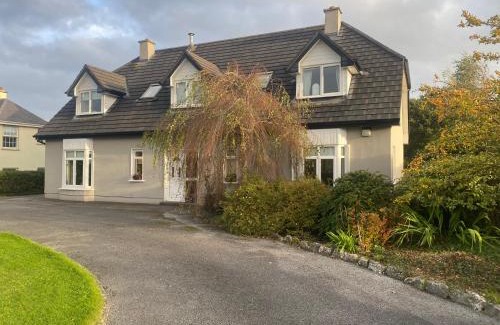 Clarinbridge Casa | Double bedroom in a family home