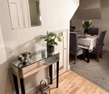 Earl's Court Casa | Double bedroom with en-suite bathroom in Chelsea - central London - share apartment