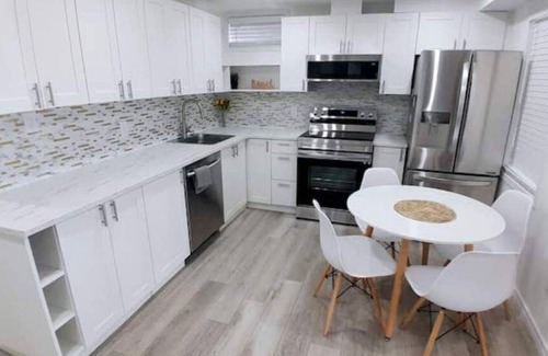Orillia Casa | ❤ Double Delight Getaway: 2 Homes + 2 Hot Tubs ❤