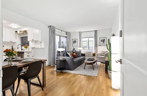 Alamitos Beach Apartamento | Double King Suite with Patio Dining and Parking