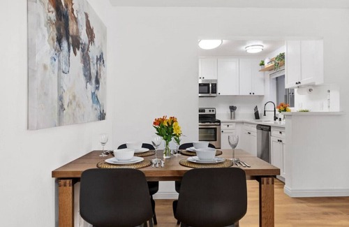 Alamitos Beach Apartamento | Double King Suite with Patio Dining and Parking