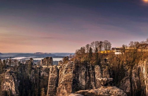Bastei Casa | Habitación doble, baño, aseo, vistas a la roca - Berghotel Bastei
