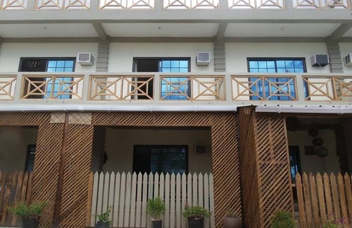 Panglao Apartamento | Habitación con balcón y vistas al mar