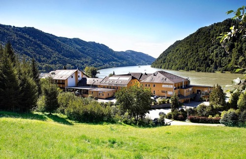 Schlogen Casa | Double room Danube Garden (1 adult + 1 child) bath, WC - Riverresort Donauschlinge