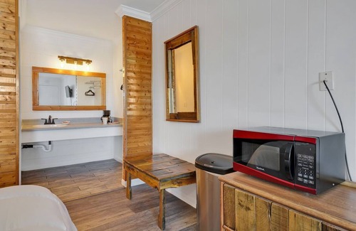 North Carolina Coast Hotel | Double Room Hotel- 2 Pools, Near Beach/Boardwalk, No Pets Allowed