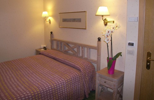 Sant'Elia Fiumerapido Cama Y Desayuno | Habitación doble en Villa Des Reves - rodeada de vegetación cerca de Montecassino