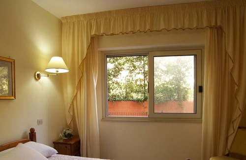 Sant'Elia Fiumerapido Cama Y Desayuno | Habitación doble en Villa Des Reves - rodeada de vegetación cerca de Montecassino