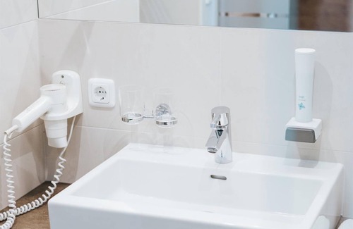 Neustift im Muehlkreis Cama Y Desayuno | Double room mountain, shower/WC - Gasthof-Pension Luger - on the Danube cycle path, Donausteig