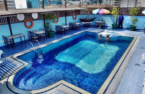 Al Muraqqabat Casa | Double Room Near Madina Supermarket By Luxury Bookings